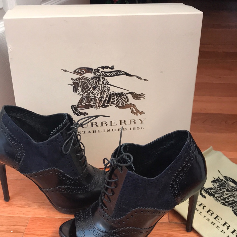 Like new only worn once authentic Burberry peeptoe - Picture 2 of 8